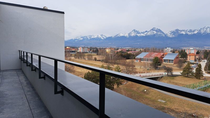 Blick vom Balkon der Wohnung in der Jilemnického-Straße in Svit auf das Panorama der Tatra.