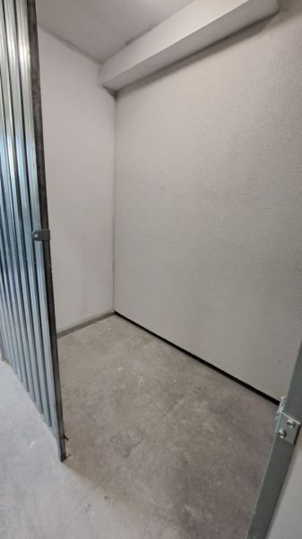 Kleine Lagerräume mit Metalltüren und Betonboden in einer Zweizimmerwohnung.