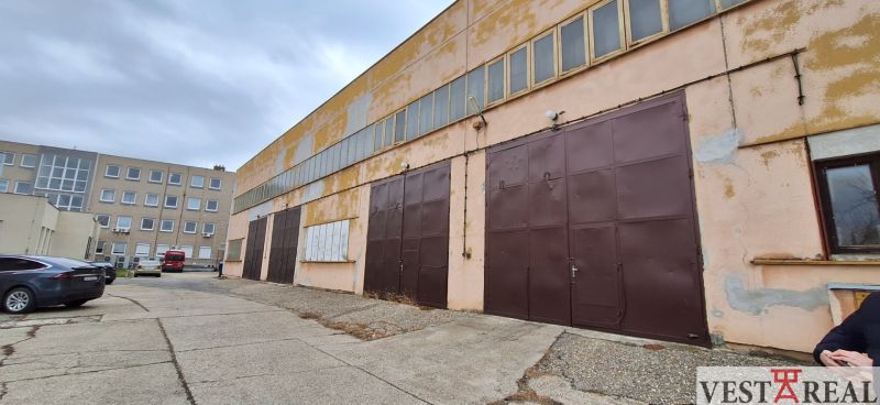 Lagerhallen und Hallen in der Zoltán Kodály Straße in Galanta, Industriegebäude mit Metalltoren.