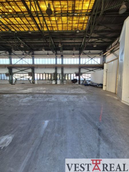 In den Innenräumen von Lagern und Hallen dominieren geräumige Betonflächen und Stahlkonstruktionen.