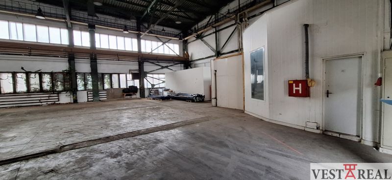 Innenräume von Lagern und Hallen mit älteren Türen und verglasten Fenstern, industrieller Raum.