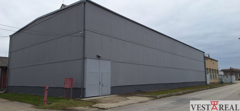 Lager und Hallen in der Priemyselna-Straße in Galanta, ein geräumiges graues Gebäude mit industriellem Aussehen.