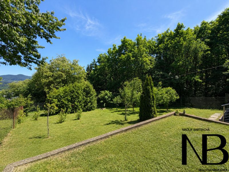 Garten mit Rasen und Bäumen in Považská Bystrica in der Straße Klučina bei der Hütte.