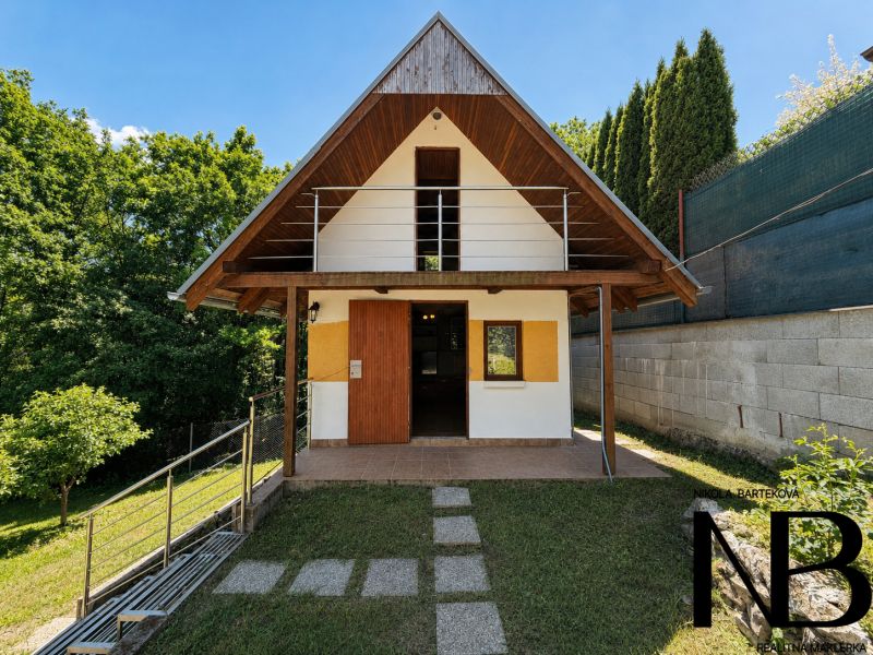 Hütte auf Klučina in Považská Bystrica, umgeben von Natur mit Holzelementen.