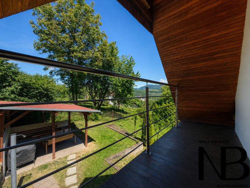Der Balkon der Hütte mit Blick auf das Grün und den Pavillon in der Klučina-Straße, Považská Bystrica.