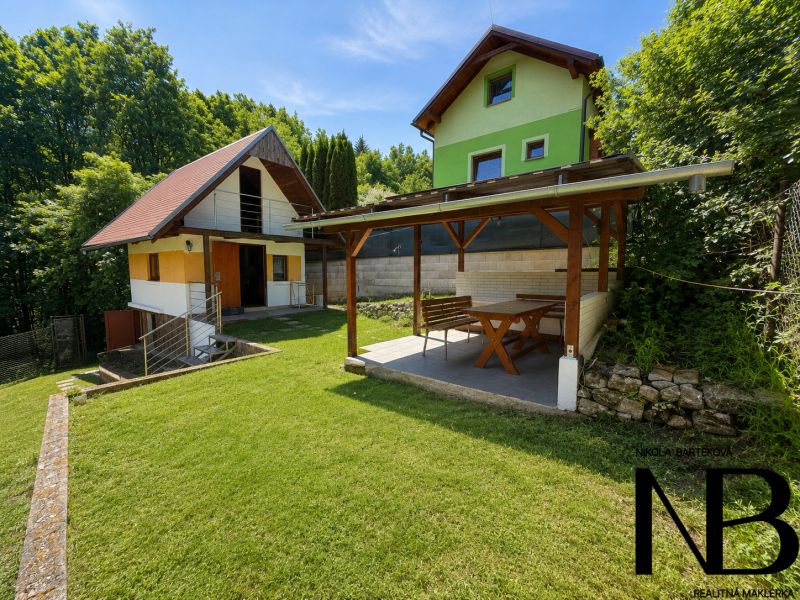 Hütte auf Klučina in Považská Bystrica mit Pavillon und Rasen, umgeben von Grün.