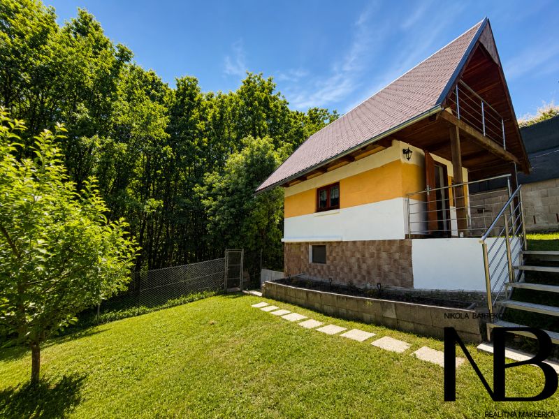 Das Haus in der Straße Klučina in Považská Bystrica ist von Grünflächen und Rasen umgeben.
