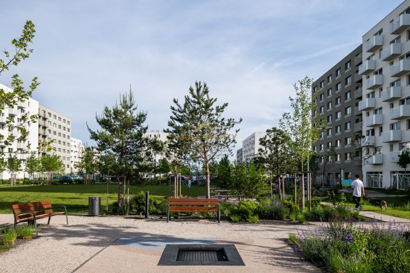 Parkzone mit Bänken, umgeben von Grünflächen, an der Ivanská cesta in Bratislava, Ružinov.