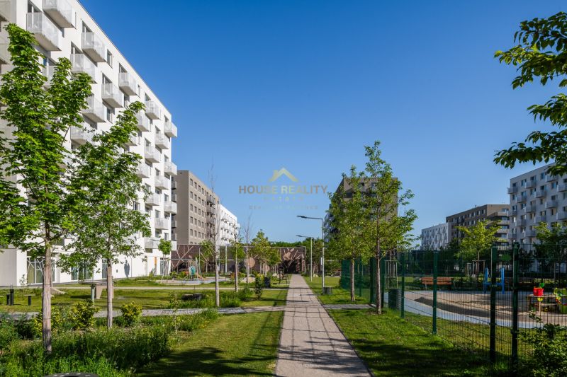 Moderne Wohnhäuser mit Grünflächen an der Ivanská cesta in Bratislava, im Stadtteil Ružinov.