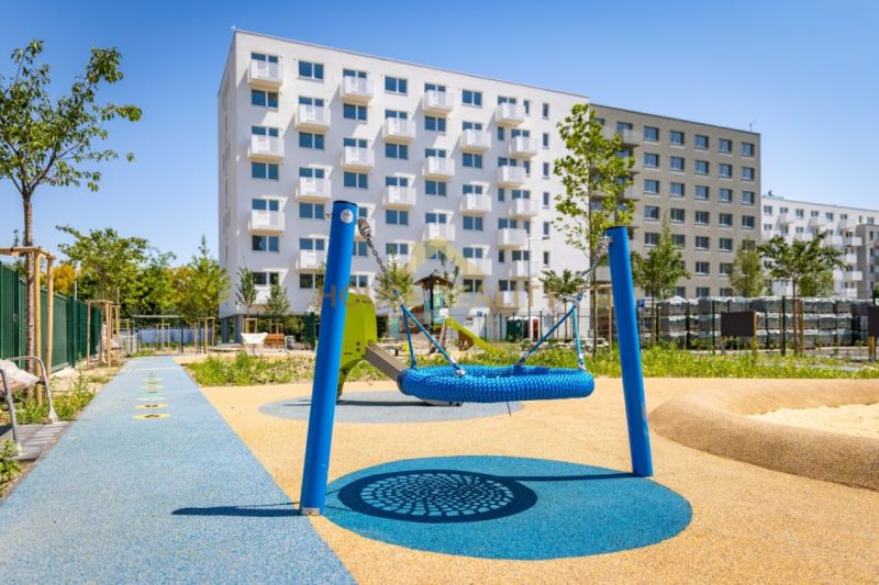 Spielplatz vor dem Wohnhaus in Bratislava, Ružinov auf der Ivanská-Straße.
