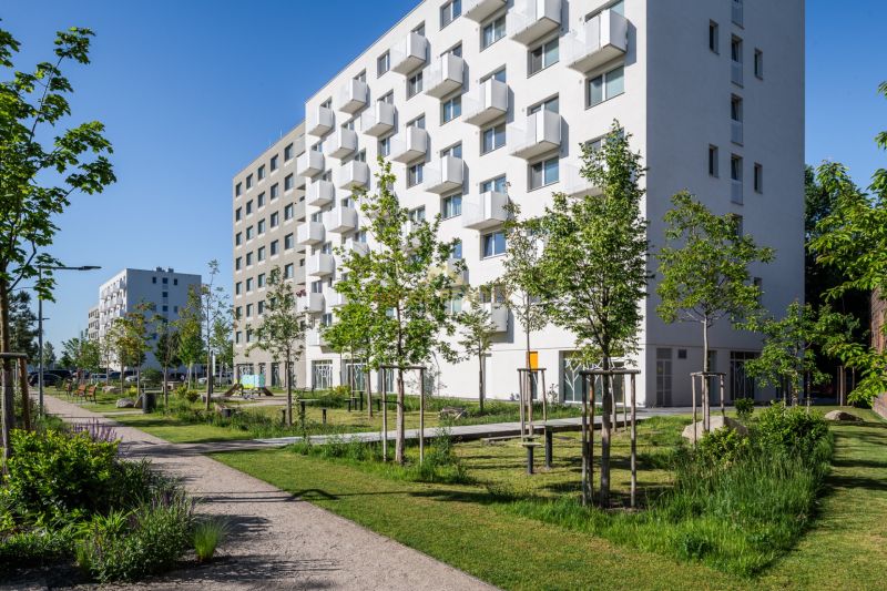 Wohngebäude in Bratislava - Ružinov an der Ivanská-Straße mit grünem Park in der Umgebung.