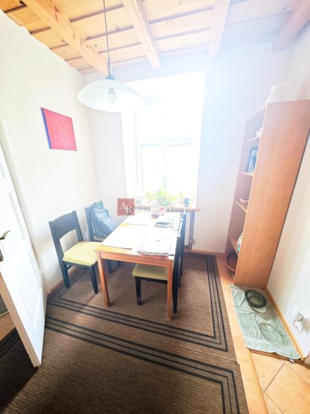 Jedálenský kút so stolom, stoličkami a policami v 2-izbovom byte.

Essbereich mit Tisch, Stühlen und Regalen in einer 2-Zimmer-Wohnung.
