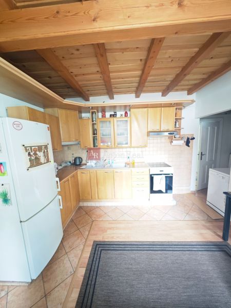 Küche mit Holzboden und Deckenbalken in einer Zweizimmerwohnung.