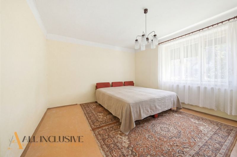 Schlafzimmer im Einfamilienhaus mit Teppichen und Vorhängen.