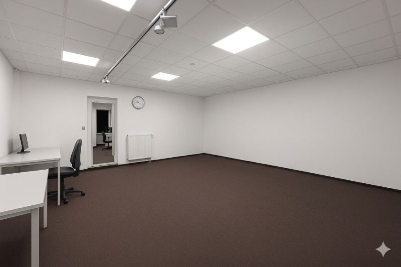 Geräumige Büros mit weißen Wänden, braunem Teppichboden und minimalistischer Einrichtung.