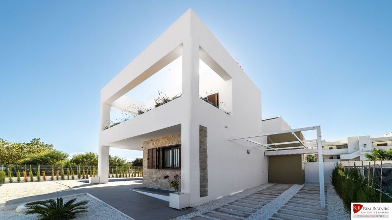 Zweistöckige 2-Zimmer-Wohnung in Pulpí mit minimalistischem Design und Garten.