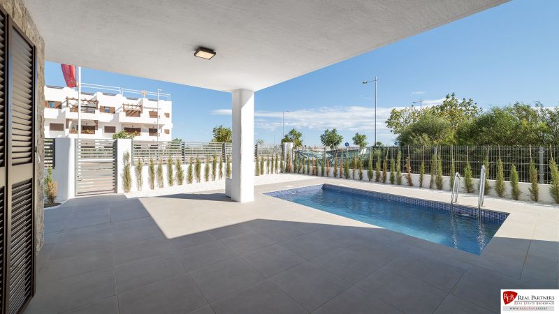 Terrasse einer 2-Zimmer-Wohnung in Pulpí mit Pool und Aussicht.
