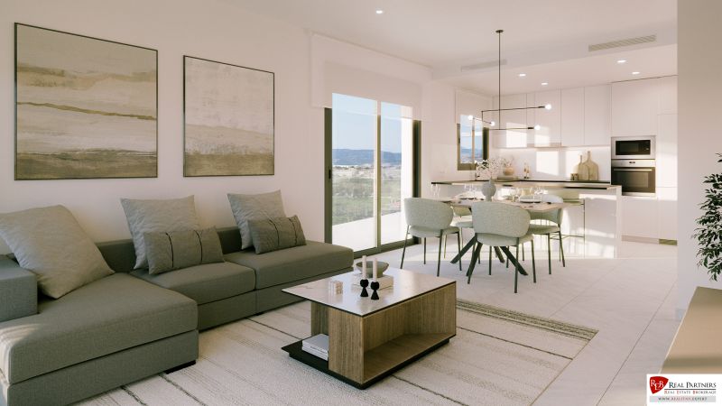 Heller Wohnbereich einer Ferienwohnung mit Sofa und Esstisch.