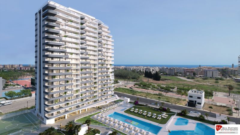 Gebäude mit Schwimmbad und Sportanlagen in Canet d'En Berenguer, ideal für eine Ferienwohnung.