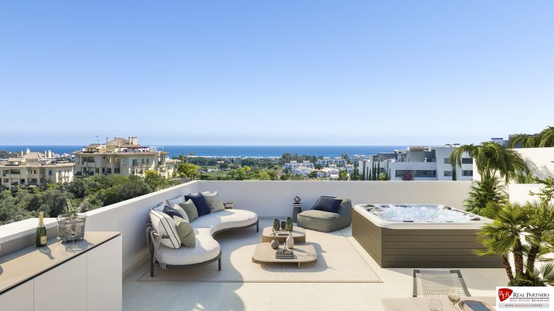 Terrasse in einer Ferienwohnung in Estepona mit modernen Möbeln, Whirlpool und Meerblick.