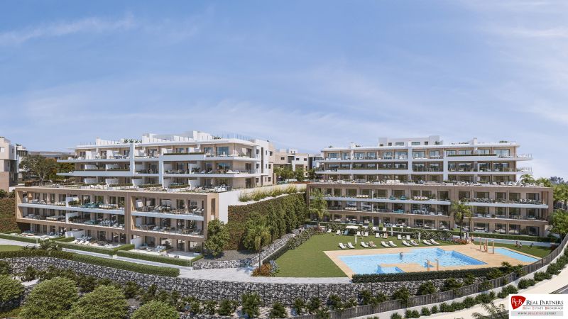 Ferienwohnung in Estepona mit Pool und Terrassen, entlang eines grünen Gartens.