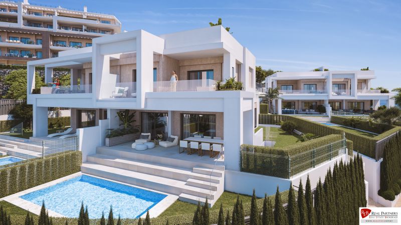 Ferienwohnung in Estepona mit Pool und Terrasse, umgeben von Grün.
