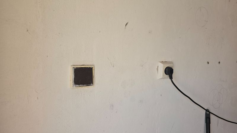 Wand mit Steckdose in der Garage in der Jesenského-Straße in Zvolen.