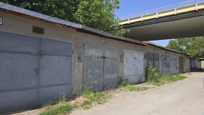 Garagen in der Jesenského-Straße in Zvolen entlang der Straße mit Grünflächen und Graffiti.