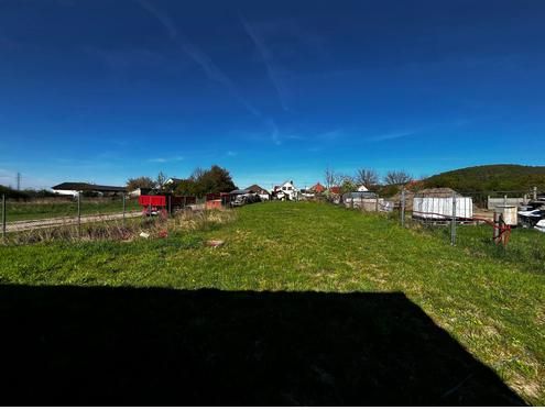 Grundstücke - Wohnen in Pernek, offene Grünfläche, mit Umzäunung und ländlicher Szenerie im Hintergrund.