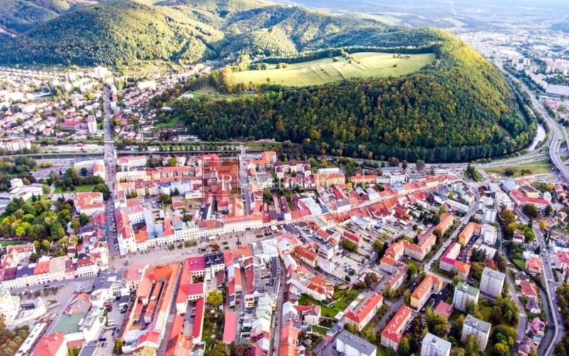 Luftaufnahme des historischen Zentrums und der Umgebung von Banská Bystrica.