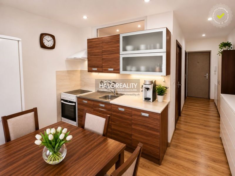 Küche in einer Einzimmerwohnung mit Holzdekor und einfacher Einrichtung.