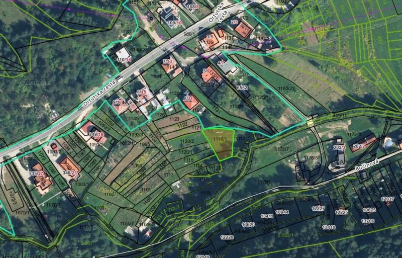 Katasterkarte mit markierten Parzellen und Straßen im Gebiet Záhrady, Malachov.