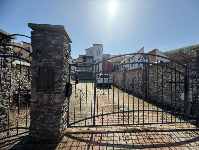 Tor mit Steinmauer mit besonderen Eigenschaften in Banská Bystrica.