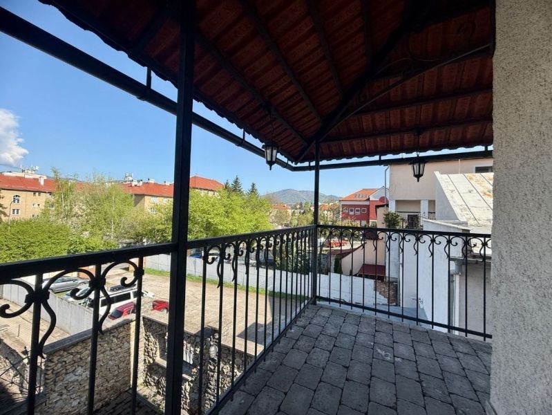 Aussicht auf besondere Immobilien in Banská Bystrica mit Balkon und Dachkonstruktion.