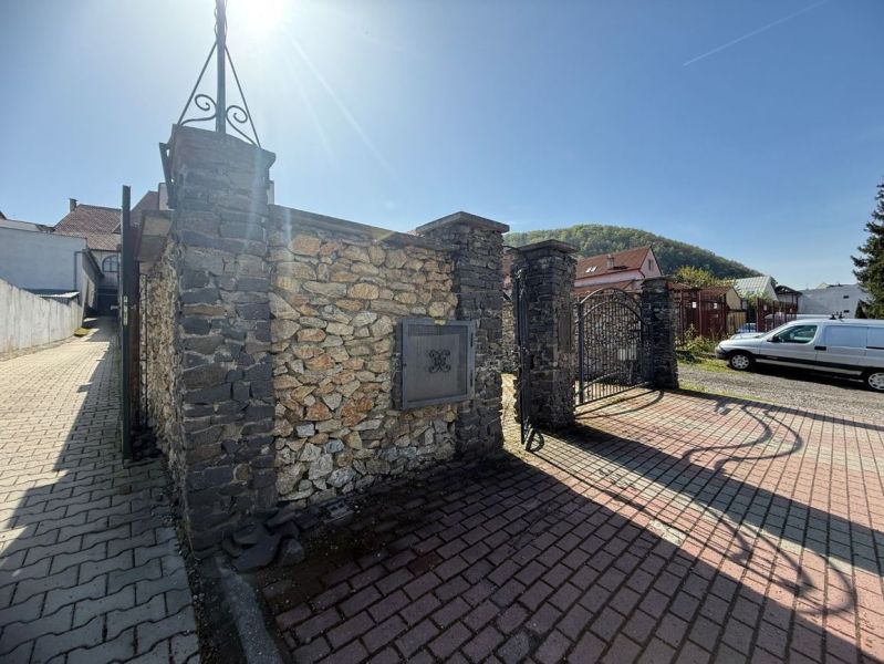 Steinernes Tor und Ziegelweg in Banská Bystrica, Besondere Immobilien.