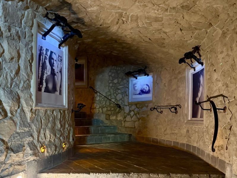 Steinwände mit künstlerischer Fotografie und Treppe, Ungewöhnliche Immobilien.