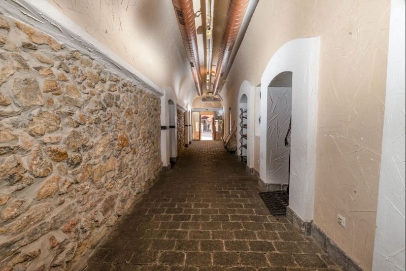 Ein Flur mit einer Steinwand und einem Gewölbedecke in den Besonderen Immobilien.