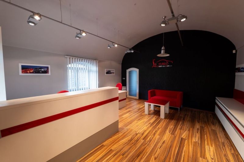 Innenraum eines Büros mit Sitzgelegenheiten und einem Boden in Holzoptik. Besondere Immobilien.