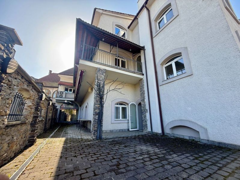 Ein Herrenhaus mit besonderen Immobilien in Banská Bystrica mit Steindetails und Bordsteinpflaster.