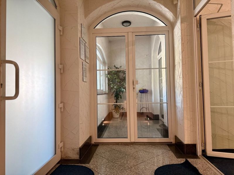 Eingangshalle mit Glastüren und einer Pflanze, Ungewöhnliche Immobilien.
