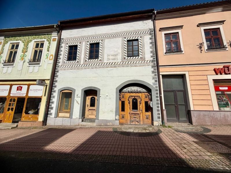 Historische Gebäude in Banská Bystrica, besondere Immobilien mit dekorativen Fassaden und Geschäften.