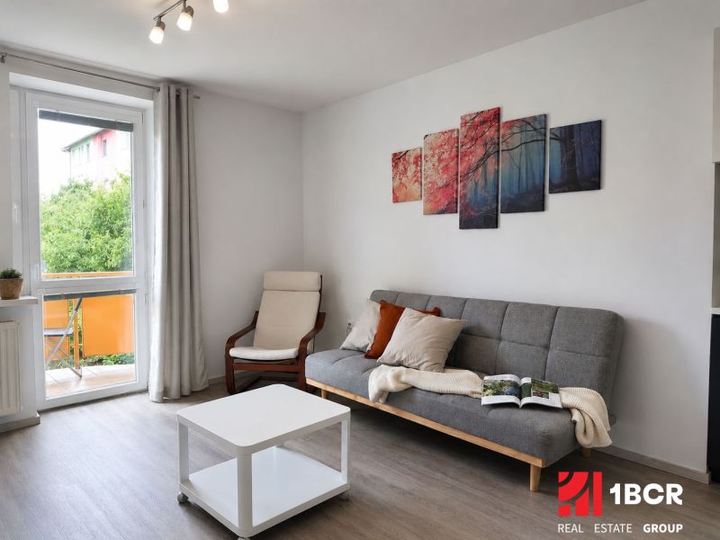 Helles Wohnzimmer in einer 3-Zimmer-Wohnung mit Holzdekorboden.