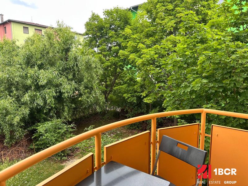 Balkon einer 3-Zimmer-Wohnung in der Hroznova-Straße in Pezinok mit Blick ins Grüne.