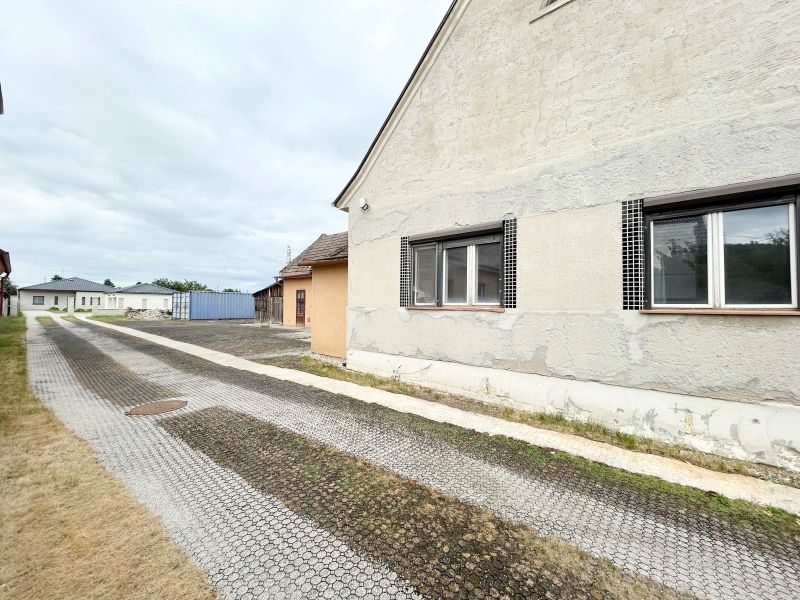 Einfamilienhaus in der Krajinska-Straße in Podunajské Biskupice, Bratislava, mit Zufahrtsstraße.