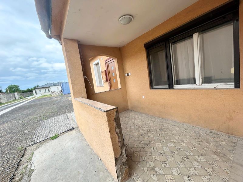 Das Einfamilienhaus in der Krajinská-Straße in Bratislava - Podunajské Biskupice hat eine gepflasterte Terrasse.