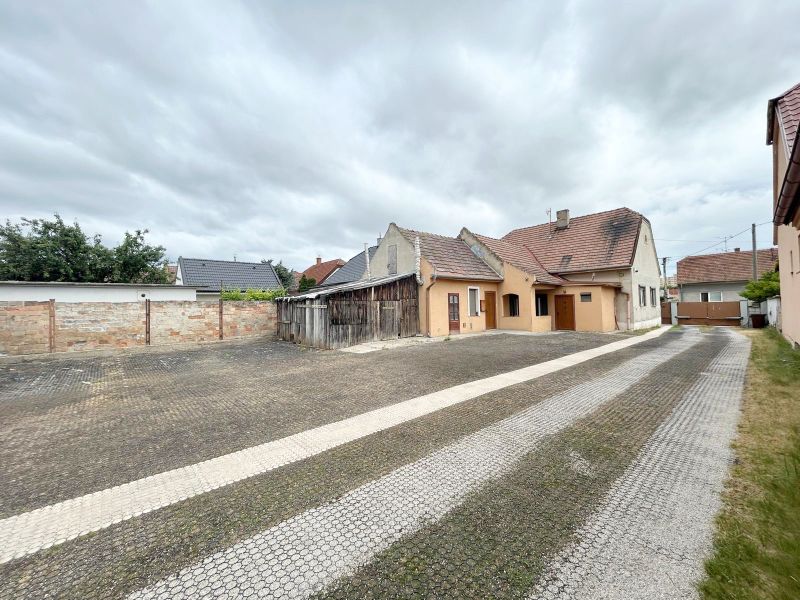 Ein Einfamilienhaus in der Krajinská-Straße in Bratislava - Podunajské Biskupice mit gepflastertem Hof.