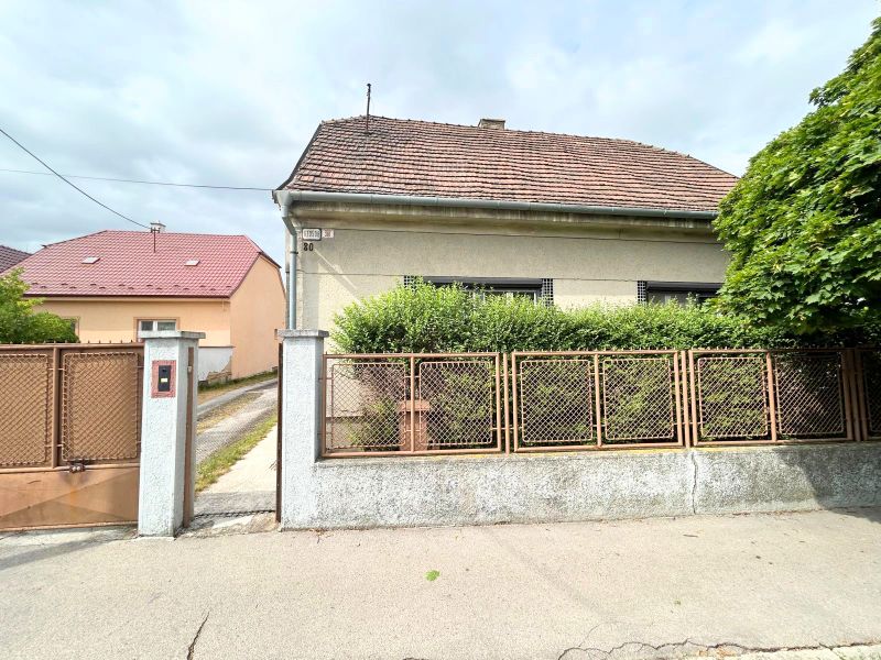 Ein Einfamilienhaus in der Krajinska-Straße in Bratislava - Podunajské Biskupice mit Zaun und Vorgarten.