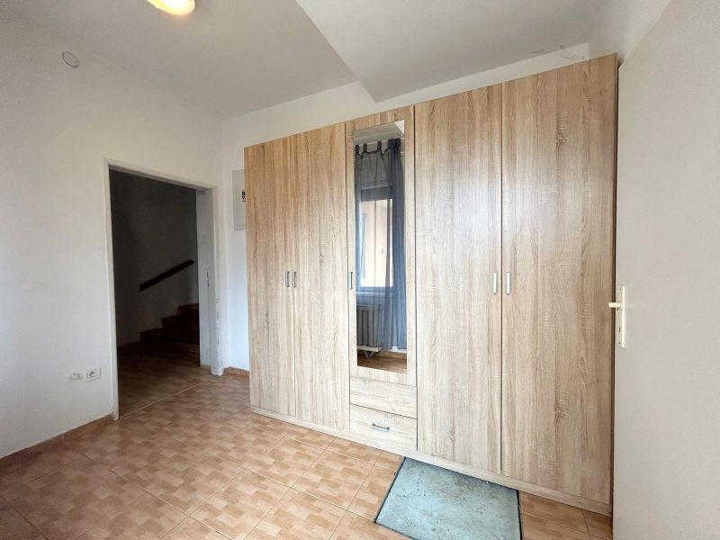 Schrank mit Holzdekor und Fliesen im Einfamilienhaus.