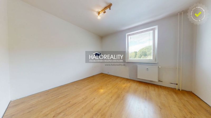 Ein Zimmer in einer 3-Zimmer-Wohnung mit Holzboden und einem großen Fenster.