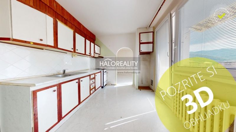 Küche in einer 3-Zimmer-Wohnung mit älteren Schränken und Balkontüren.